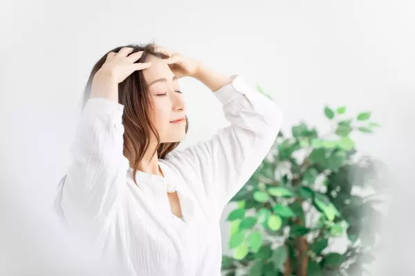 Eine Kopfmassage sorgt nicht nur für Entspannung, sie regt auch die Durchblutung der Kopfhaut und damit ein normales Haarwachstum an.