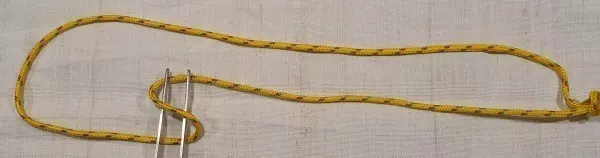 Beide Leinenenden verknoten, Schlaufe auf ebener Unterlage ausbreiten, Knoten entfernt platzieren. Erste rechte Schlaufenwindung.