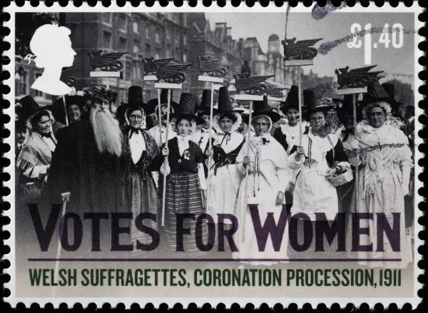 Anfang des 20. Jahrhunderts forderten Frauen in den USA, später auch in Europa, das Wahlrecht. Man nannte sie „Suffragetten“ – vom französischen Wort für Wahlrecht, „suffrage“.
