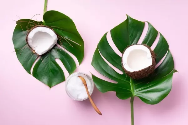 Die Kokosnuss-Haarmaske aus Indien ist wie ein tropischer Traum für das Haar, der uns mit seinem reichhaltigen Kokosöl in eine Welt der Entspannung und natürlichen Pflege entführt.