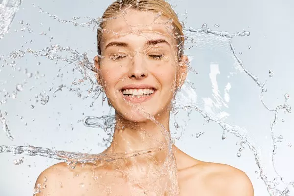 Wasser ist ein wahrhaftiges Wundermittel für die Haut. Eine ausreichende Flüssigkeitszufuhr hilft dabei, die Haut mit Feuchtigkeit zu versorgen, was dazu beitragen kann, dass sie prall, strahlend und gesund aussieht.