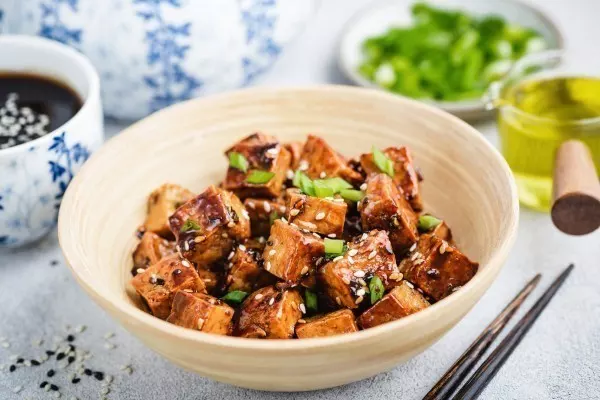 In der asiatischen Küche wird Tofu in den meisten Fällen mit Sojasoße mariniert.