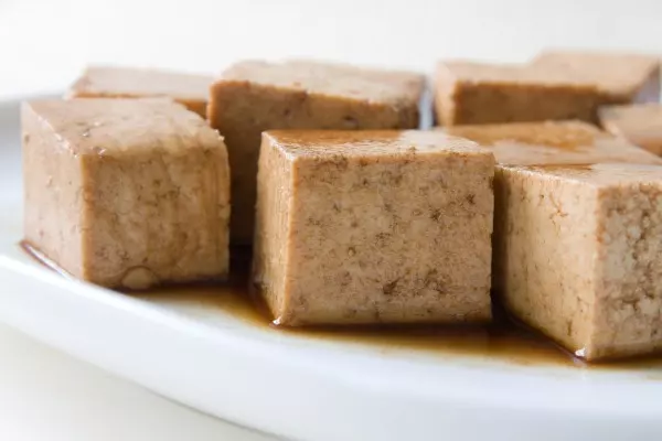 Ob mit oder ohne Sojasoße – den Geschmack erhält Tofu in erster Linie über die Marinade.