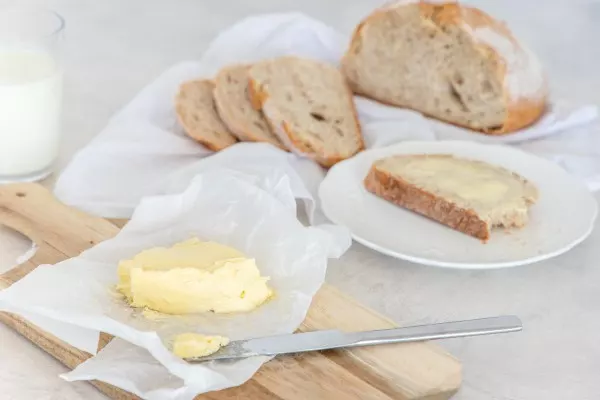 Butter kannst du ganz einfach selber machen und mit frischem Bauernbrot genießen.