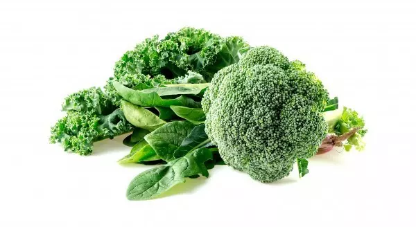 Grünes Blattgemüse enthält viel Vitamin K, das helfen kann, Hautverfärbungen, Schwellungen und Hautprobleme zu reduzieren. 