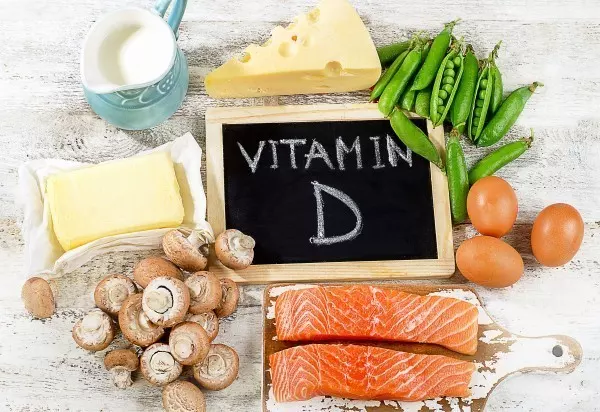 Fettiger Fisch wie Lachs und Thunfisch sowie Eier und Milchprodukte sind gute Quellen für Vitamin D.