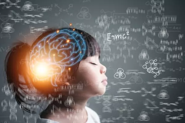 Mädchen verarbeitet Informationen im Gehirn.