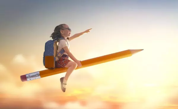 Schulmädchen fliegt auf einem Bleistift über den Wolken.