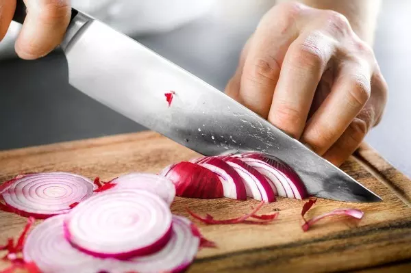 Ein ganz einfacher Trick beim Zwiebelschneiden: ein sehr scharfes Messer.