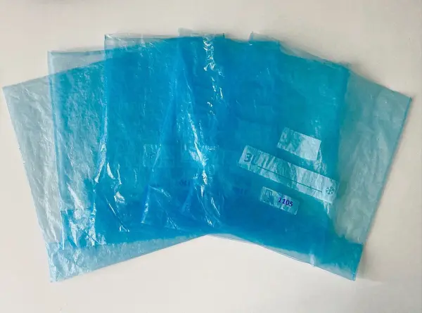 Transparente blaue Plastiktüten liegen übereinander, bereit zum Einfrieren von frischem Brot, um die Frische zu bewahren.
