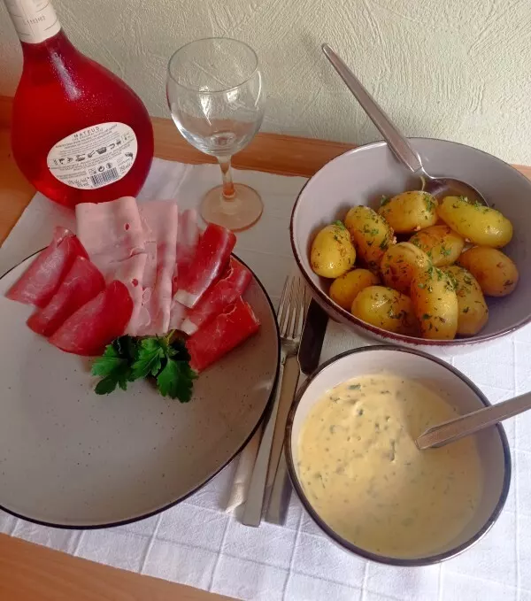 Kräuter-Kartoffeln und Sauce béarnaise werden zur Selbstbedienung zusammen mit dem Spargel auf den Tisch gestellt. 