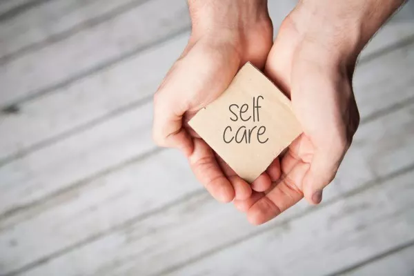 Self Care bedeutet, sich liebevoll um sich selbst zu kümmern und das eigene Wohlbefinden bewusst zu fördern.