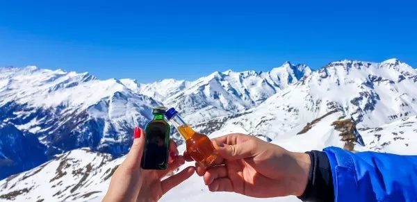 Auch auf der Skihütte trinken viele Erwachsene gerne Schnaps: Die Wirkung ist viel stärker und schneller als bei Bier oder Wein. Aber oft landet man nach so einem Kurzen in der nächsten Schneewehe. 