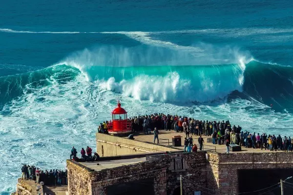 In Portugal gibt es riesige Wellen. Sie werden oft höher als ein Haus. Zum Wellenhopsen sind sie leider viel zu groß.