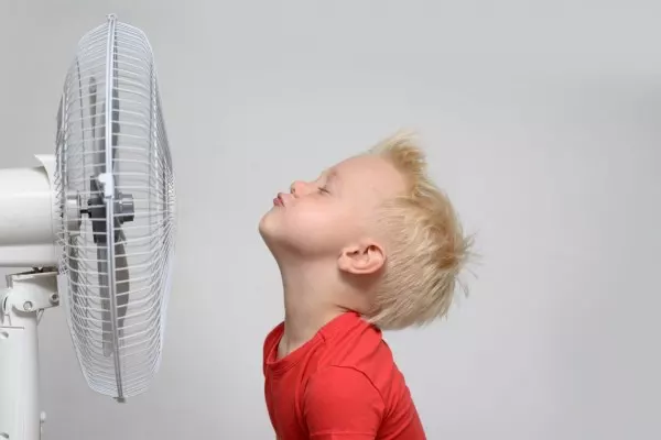 Ein Ventilator an sich leistet meist schon gute Dienste. Mit einem eisgekühlten, feuchten Tuch darüber wird die Sache aber noch besser.