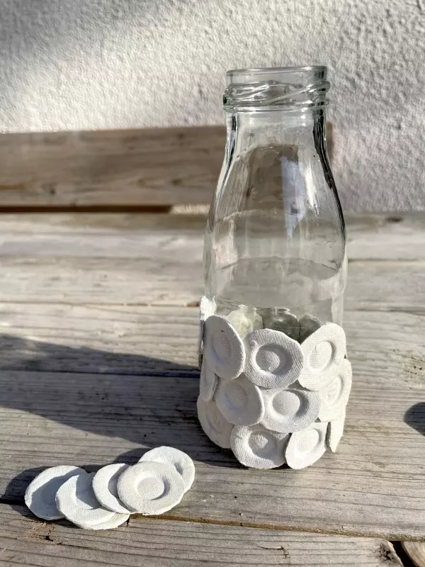 Glasflasche mit Eierkarton-Plättchen bekleben - kreative Gestaltung für die Strukturvase.