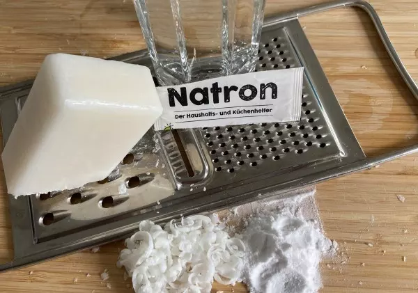 Natron, Kernseife und Wasser- mehr Zutaten brauchst du nicht für dein selbstgemachtes Spülmittel. Damit hat schmutziges Geschirr keine Chance.