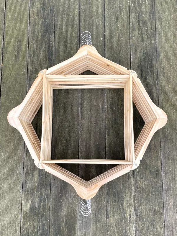 Stilvolles DIY Regal aus Holz-Kleiderbügeln - praktisch und dekorativ zugleich. Eine einzigartige Aufbewahrungslösung für dein Zuhause!
