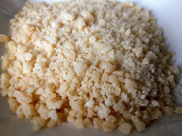 Feiner Parmesan ist in einer Schüssel zu sehen, bereit für die Zubereitung von Dinkelbrot mit Parmesan.