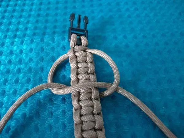 So schaut das dann aus, wenn ihr auf der Rückseite vom Armband einfach nochmal den gleichen Knoten darüberknotet.