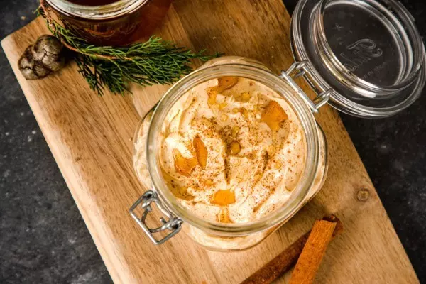 Mit nur 5 Zutaten in deiner Honig-Zimt-Butter hast du einen leckeren Aufstrich, ein Topping oder ein weihnachtliches Extra für deine Gerichte.