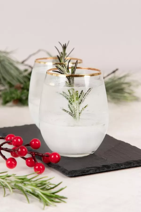 Alles, was du für die deine Schneekugel im Glas brauchst, sind Wasser und ein Rosmarinzweig. 