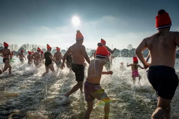 Weihnachtsbaden: Brrr, ist das kalt! Diese Tradition verspricht Nervenkitzel. Wärst du mutig genug, an Weihnachten in die eisigen Fluten zu springen? 