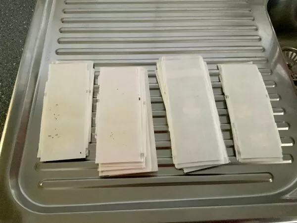 Notizzettel aus lassen sich aus Teebeutelhüllen ganz einfach herstellen.  