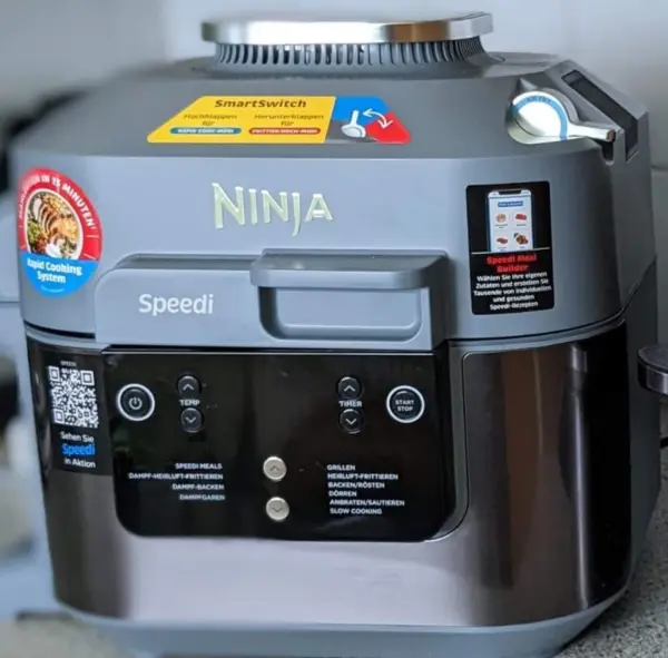 Ein moderner Heißluftfritteuse von Ninja, die bereit ist, Dinkel-Weizen-Roggenbrot zuzubereiten.