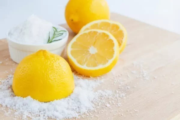Mit Zitrone und Salz reinigst du dein Brettchen porentief und befreist es unangenehmen Gerüchen.