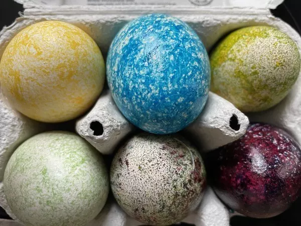 Ein Eierkarton voller Kreativität: Sechs Ostereier, individuell gefärbt mit Reis und Lebensmittelfarbe - sei kreativ!