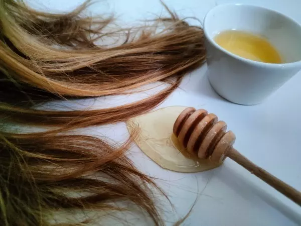 Mit Honig kannst du deine Haar schonend aufhellen.