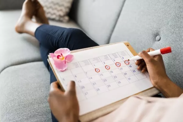 Mit einem Zyklus-Tagebuch hast du einen Überblick über deine Beschwerden mit PMS und kannst deinen Alltag ggf. entsprechend anpassen.
