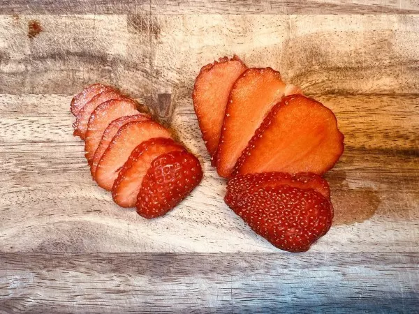 Die Erdbeeren schneidest du in Scheiben oder Würfel.