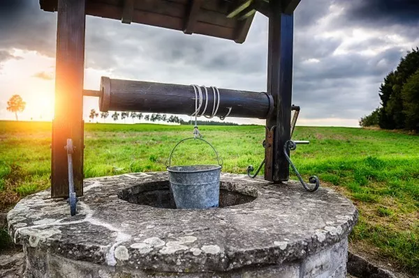 Früher gab es keine Wasserkisten, da kam das Wasser aus dem Brunnen. 