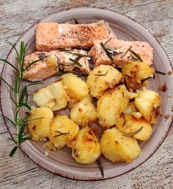 Leckerer Lachs mit Wasserdampf zubereitet. Dazu ist nicht unbedingt ein teurer Dampfgarer nötig. Es geht auch einfacher.