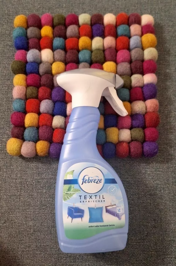 Mithilfe eines Febreze Textilerfrischers lässt sich muffiger Geruch aus Filz hervorragend entfernen.