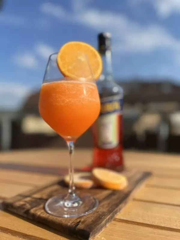 Frozen Aperol Spritz Slush: Ein Orangensorbet mit Sekt und Aperol, wer kann da schon widerstehen?