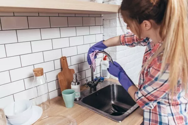 Mit ein paar kleinen Tricks bringst du dein Spülbecken wieder auf Hochglanz und sagst Kalk und einem verstopften Abfluss den Kampf an.