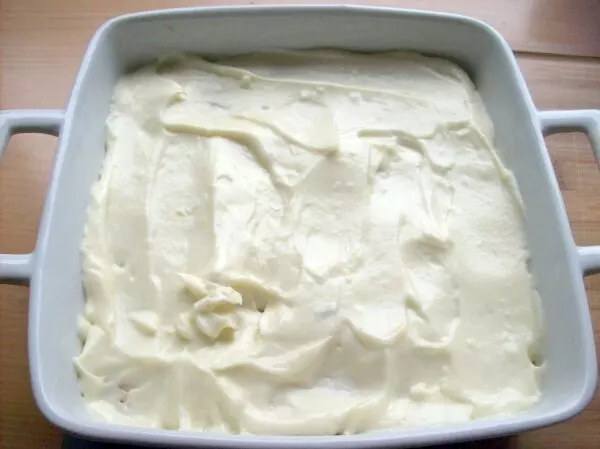 Die Hälfte der Mascarpone-Creme wird nun auf die Löffelbiskuits verteilt und glattgestrichen. 