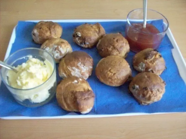 Bei 200 Grad O/U-Hitze werden die Scones, auf Beckpapier gelegt, in maximal 20 Minuten hellbraun gebacken.