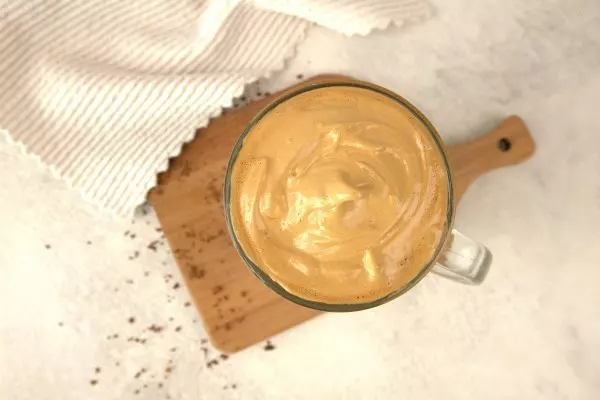 Für den leckeren Whipped Coffee brauchst du nur 4 Zutaten: Instantkaffee, Zucker, Wasser und Milch.