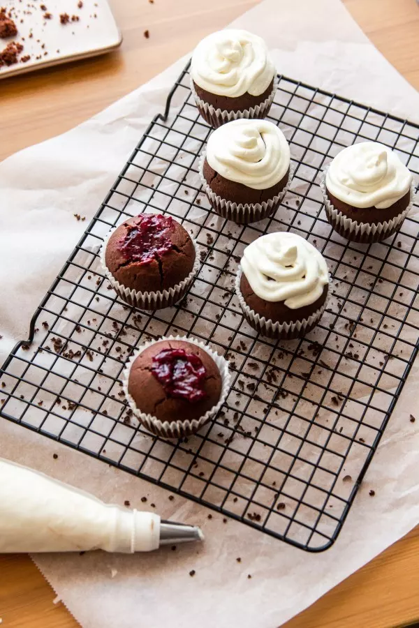 Mit Sahne und FrischkÃ¤se zauberst du eine leckere Creme fÃ¼r deine SchwarzwÃ¤lder-Kirsch-Muffins.