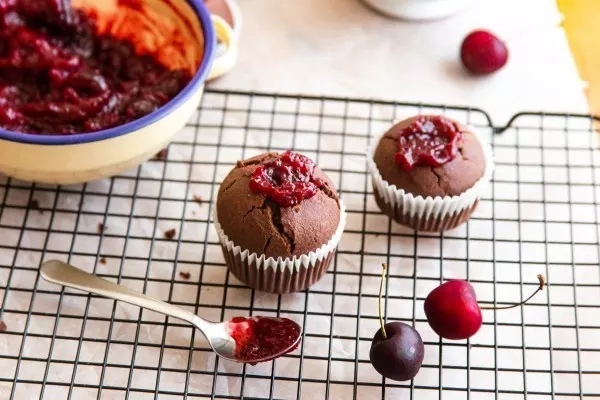 Mit einem KaffeelÃ¶ffel kannst du die KirschfÃ¼llung in die Muffins geben. 