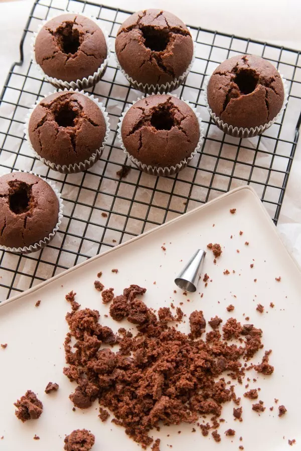 Die Muffins kannst du ganz einfach mit dem Aufsatz einer SpritztÃ¼lle aushÃ¶hlen. 