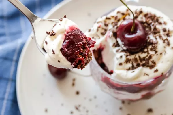 Gleich loslöffeln: Bei diesem leckeren Schwarzwälder-Kirsch-Schichtdessert kann niemand widerstehen.  