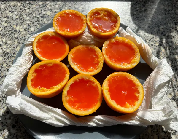 Nach etwa 4 Stunden im Kühlschrank sind deine Jelly Shots in Orangenschalen bereit für deine Sommerparty.