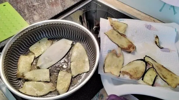 Mit wenig Olivenöl in einer heißen Pfanne von allen Seiten knusprig anbraten. Danach auf einem Küchenkrepp ablegen 