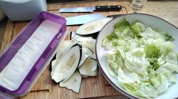 Um knusprige Zucchinischeiben zu bekommen, wendet man die dünn gehobelten Scheiben in doppelgriffigem Mehl.