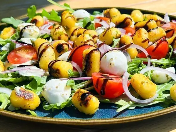 Dieser Gnocchi-Salat mit Rucola und Pesto ist schnell gemacht und leider auch schnell aufgegessen.